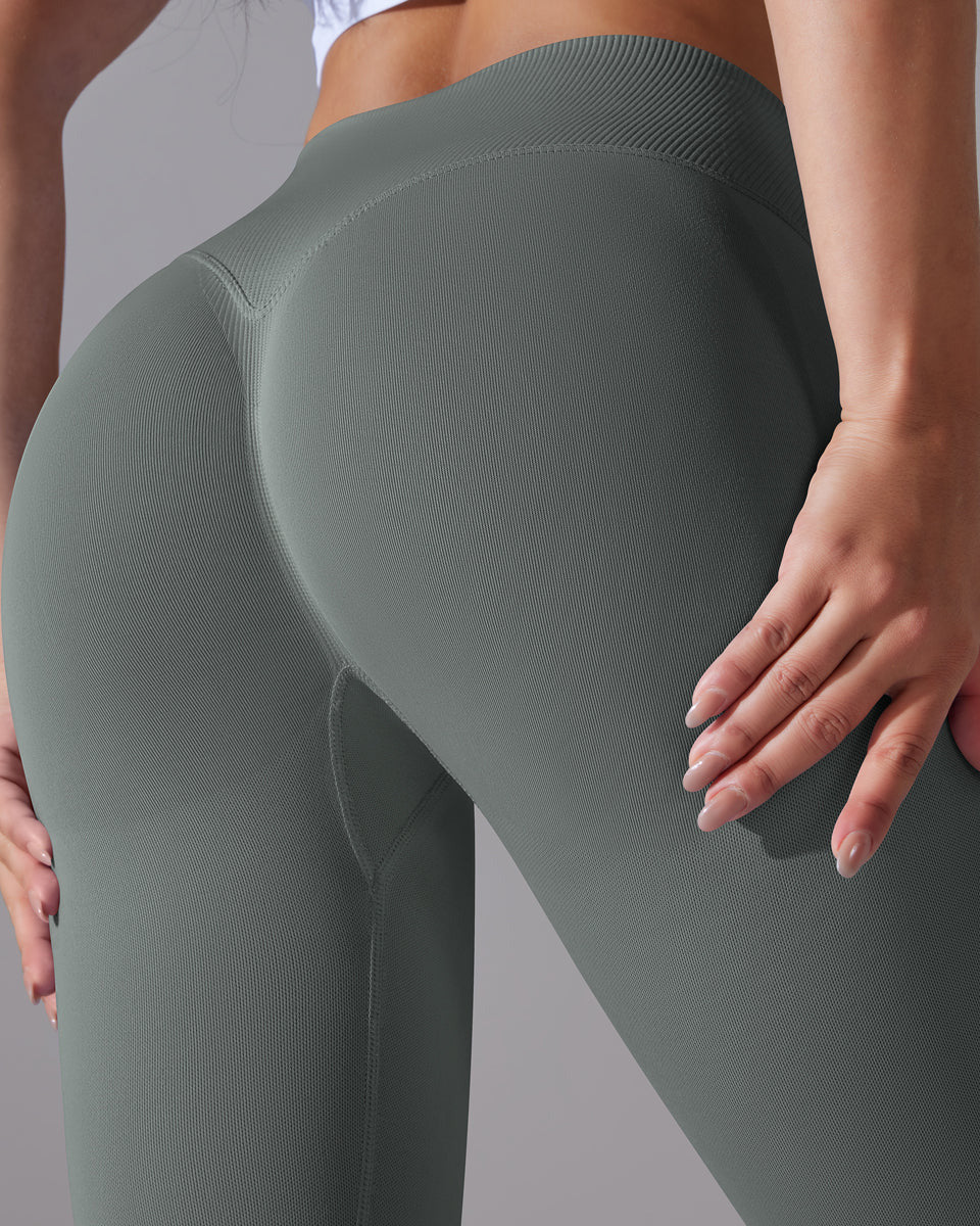 Signature V-Waist Scrunch Leggings vrshAMBITION